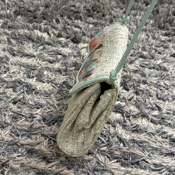 Chic Woven Shoulder Bag with Pastel Details - Picture 4 of 11